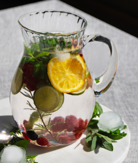Glaskrug-hangefertigt-glass-jug-handmade-neman-glassworksneman