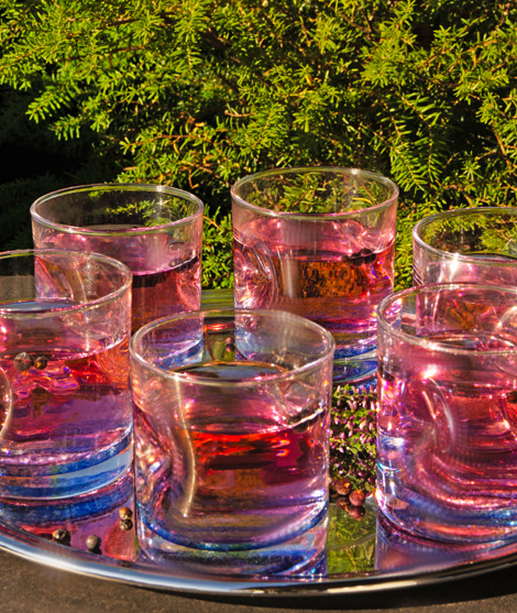 Wasser-mixdrinks-glas-mit farbiger-glasschicht-water-mixdrinks-glas-with a colored base-hangefertigt-handmade-neman-glassworksneman